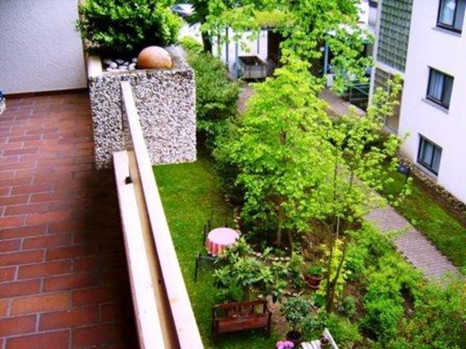 Balkon mit Aussicht auf Garten Apartmenthaus Im Grün