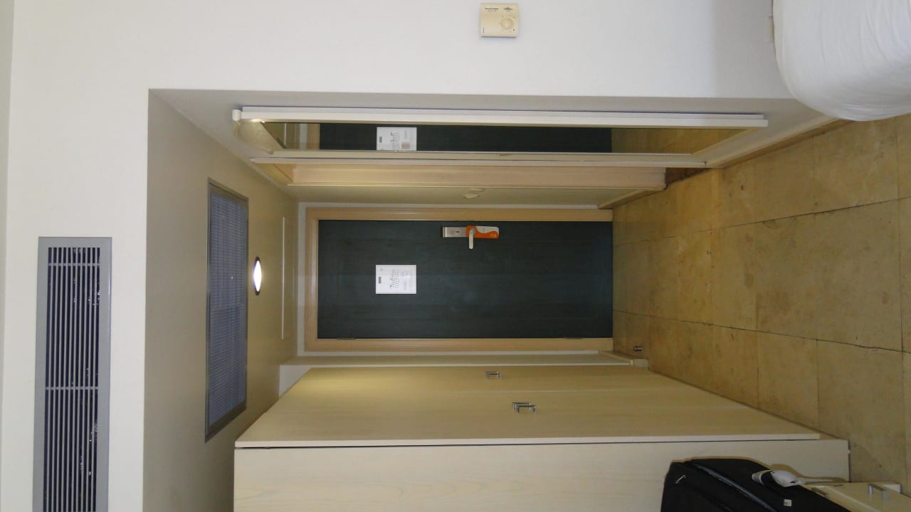 Przedpokój, wejście do pokoju, szafa z boku PALOMA Perissia