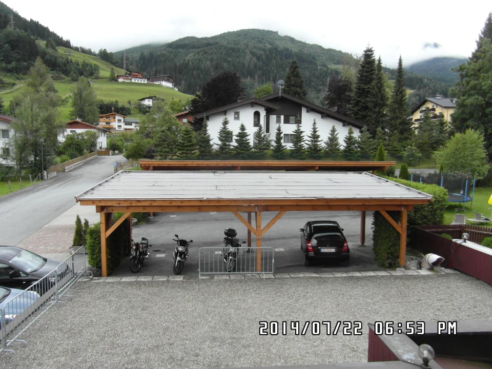 Das Carport für die Motorräder Vötters Verwöhnhotel Kaprun