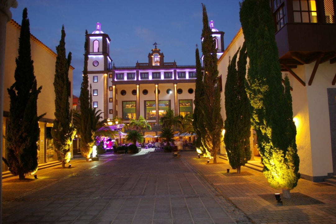 Plaza mit Haupthaus Lopesan Villa del Conde Resort & Thalasso