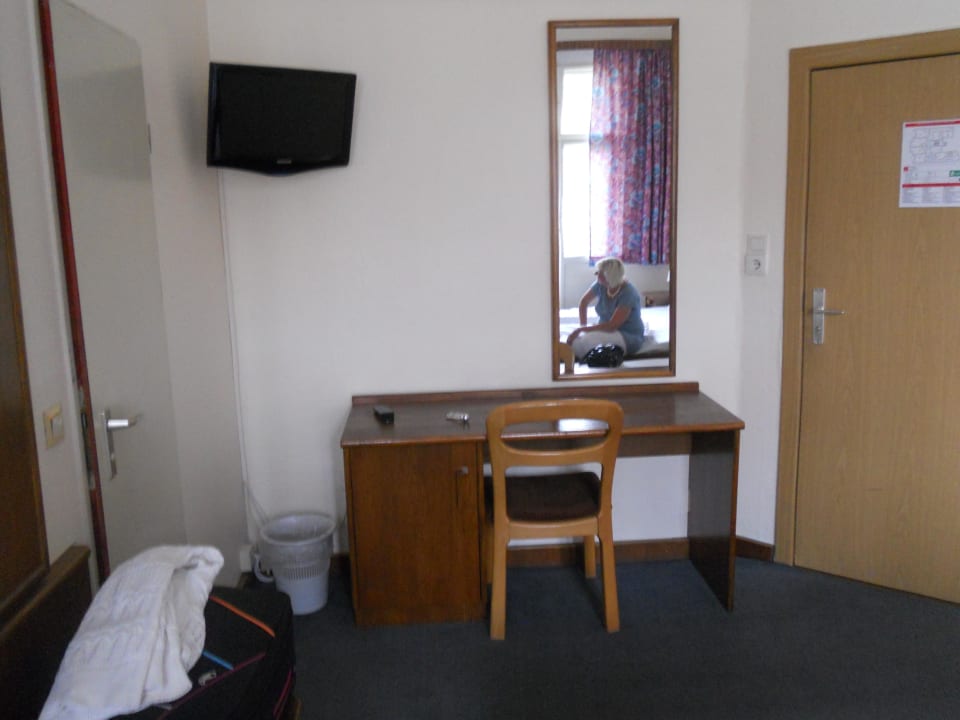 Stuhl und Schreibtisch Hotel Spreewitz am Kurfürstendamm