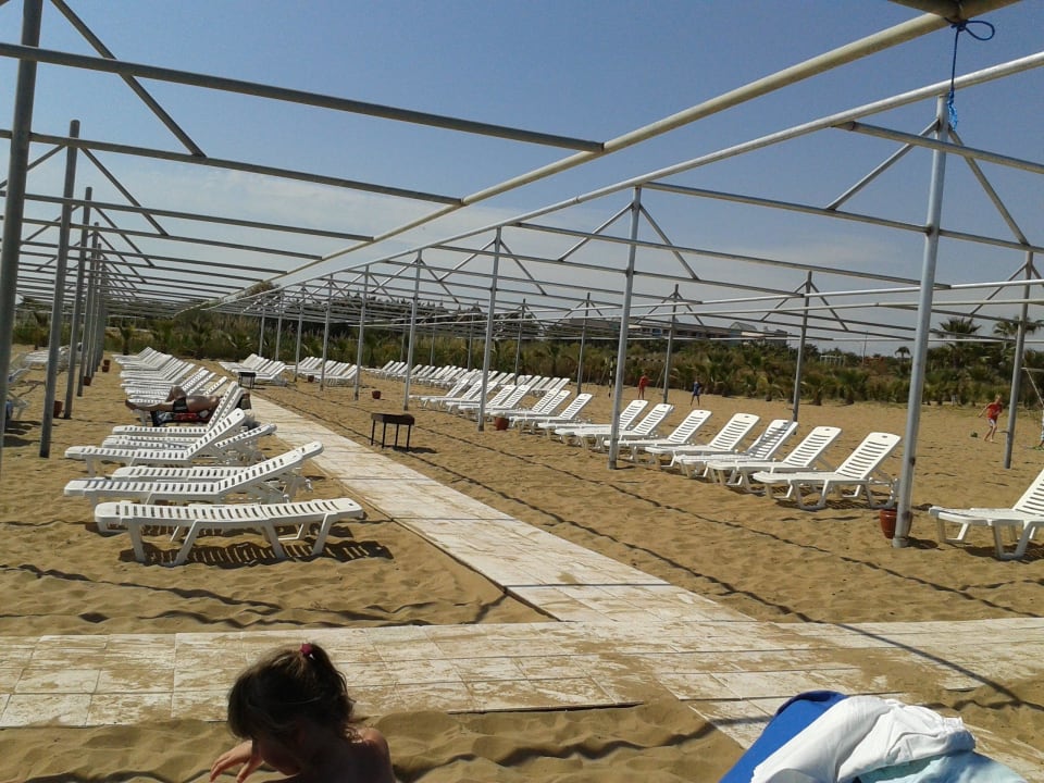 Ohne Sonnendach, war alles leer Club Grand Aqua
