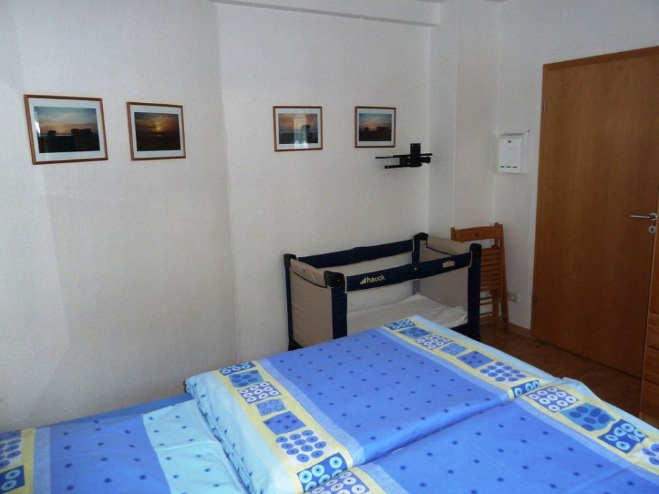 Schlafzimmer 1 mit Kinderreisebett Ferienhaus Sommerwind II