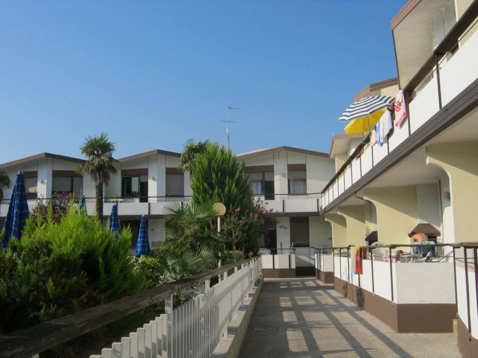 Die Außenanlage am frühen Morgen Villaggio Lido