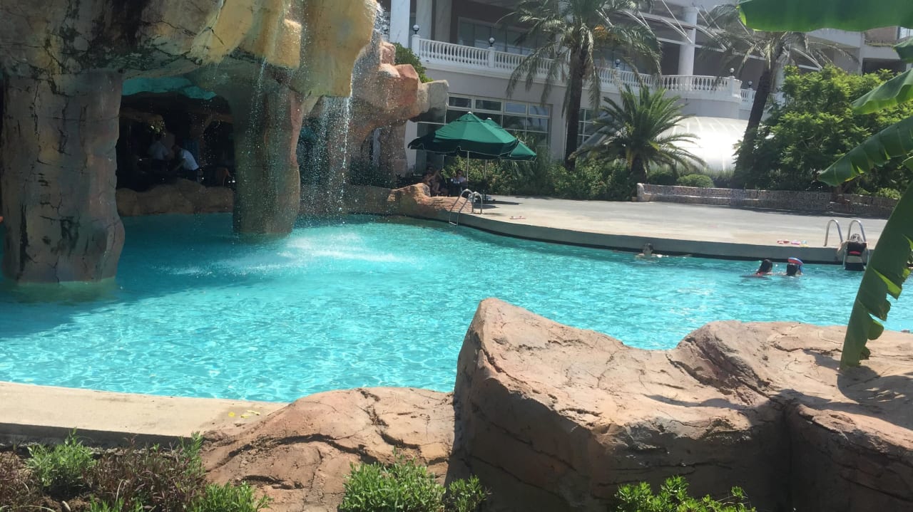 Sicht zum Pool und vom Pool aus zum Strand Starlight Resort Hotel