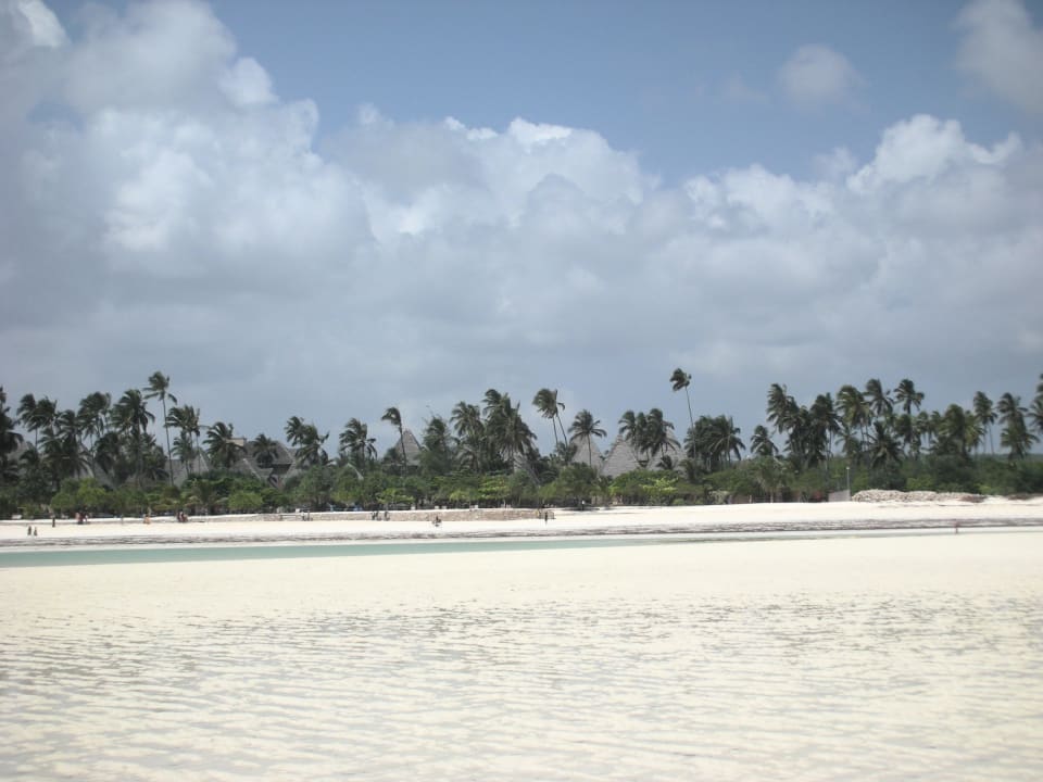 Blick aus den Wasser auf das Hotel Neptune Pwani Beach Resort & Spa
