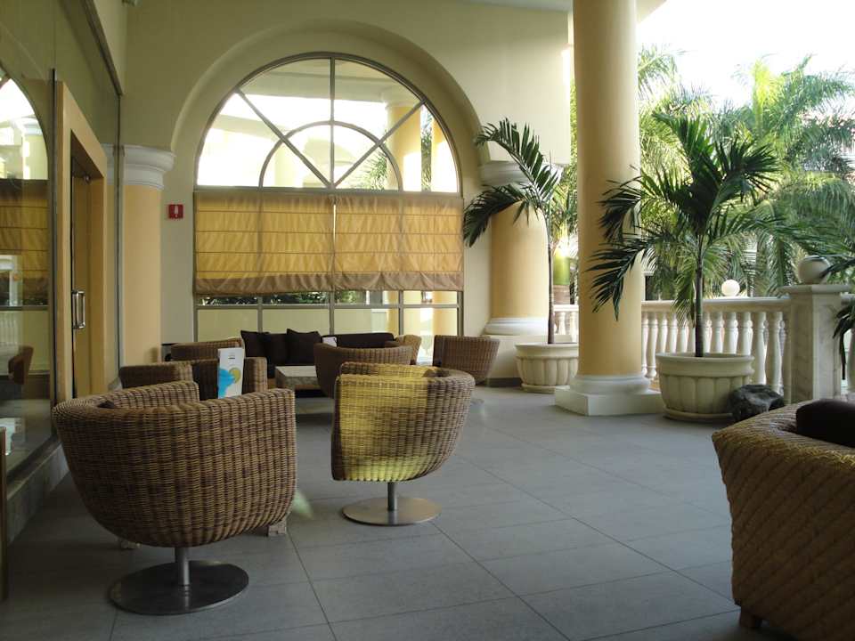 Eine der wenigen Sitzmöglichkeiten im Freien JOIA Paraiso by Iberostar