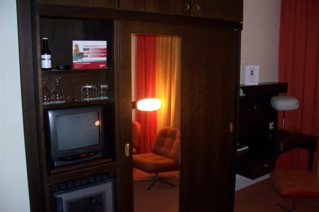 Fernseher, Minibar und Schreibtisch Mercure Hotel Raphael Wien