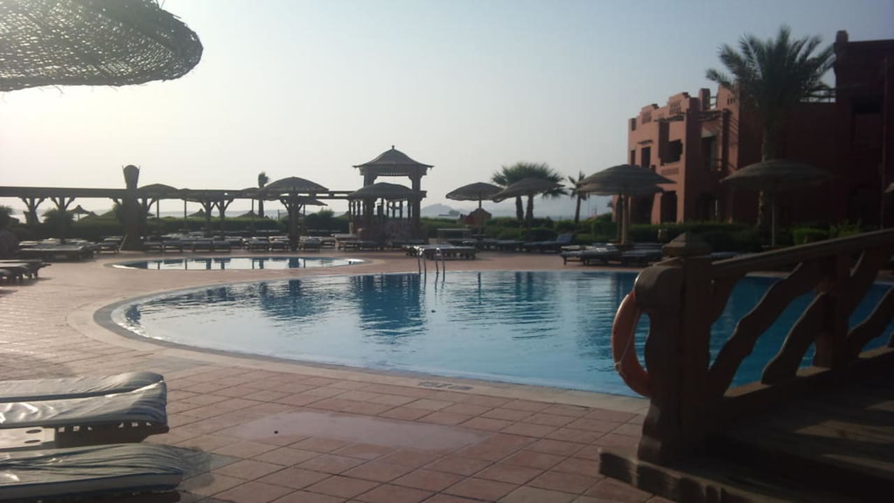 Teil der Poolanlage am Morgen Charmillion Sea Life Resort