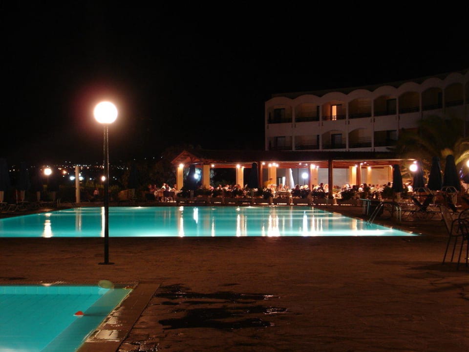 Der obere Pool bei Nacht Grecotel Casa Paradiso