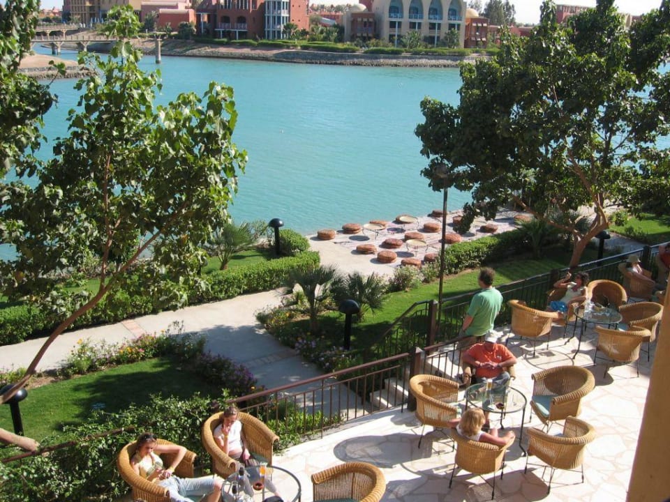 Blick auf die Außenterrasse Hotel Three Corners Ocean View prestige - Adults only