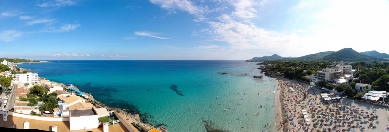 Ausblick vom Dach des Hotels mit dem Strand Son Moll Sentits Hotel & Spa