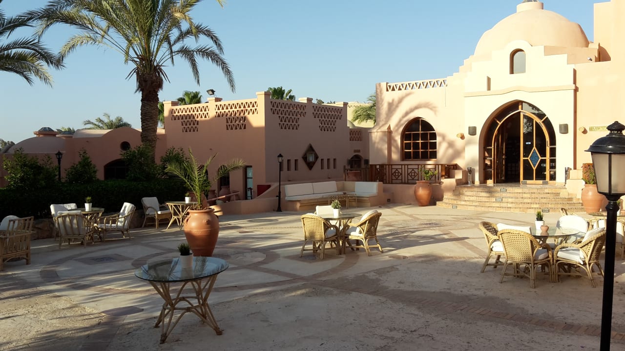 Rechts Hauptgeäude, links Restaurant Sultan Bey Hotel, El Gouna