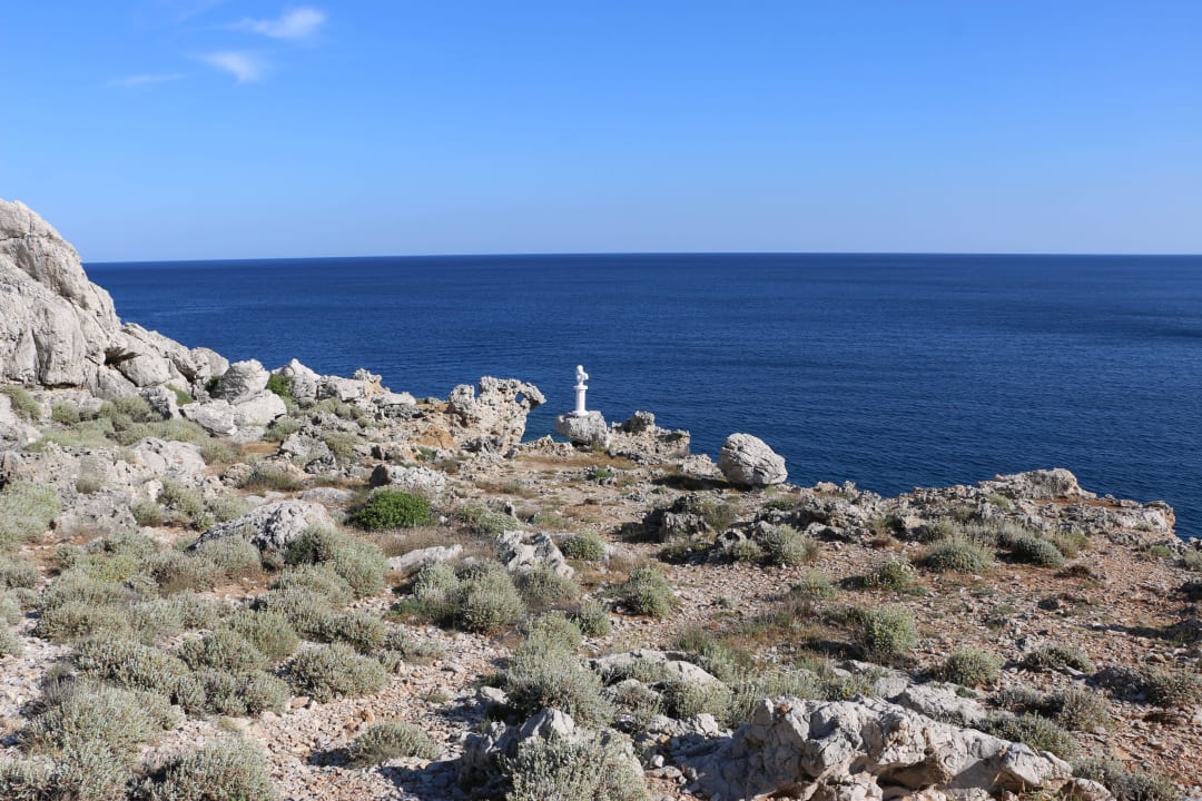 Weg der bucht entlang vom Strand zum Restaurant Hotel Kalithea Horizon Royal
