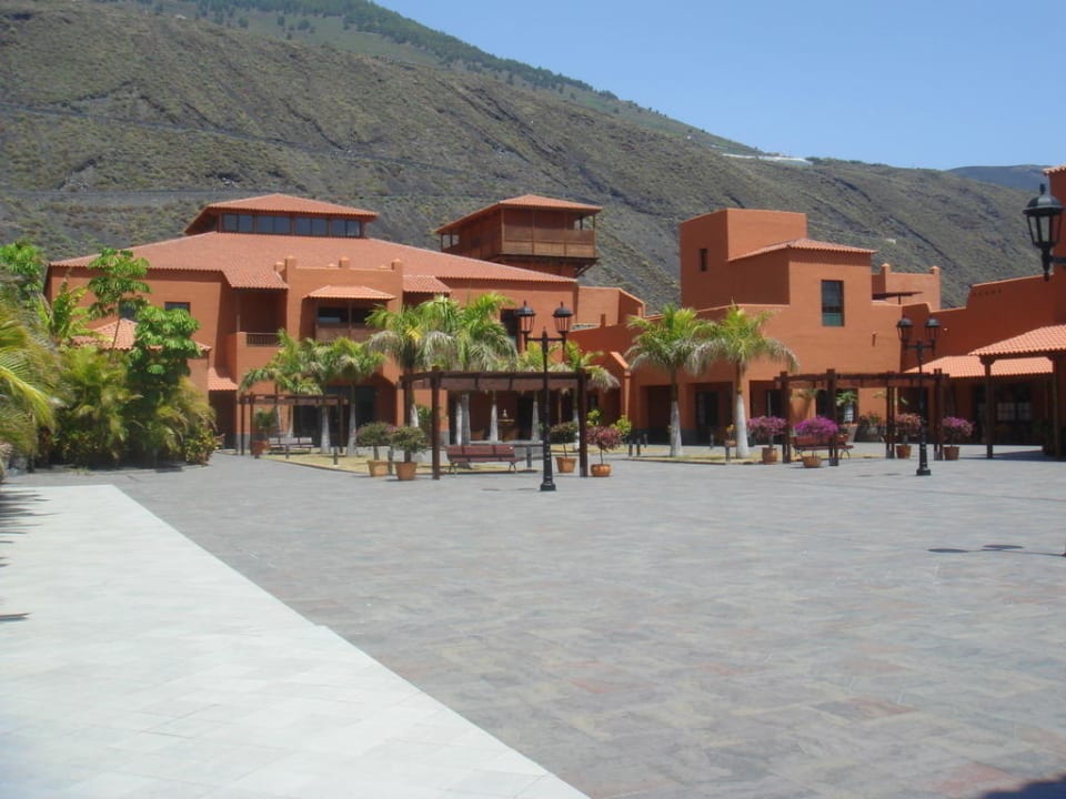 Hauptgebäude mit der Rezeption und dem Vorplatz La Palma Princess