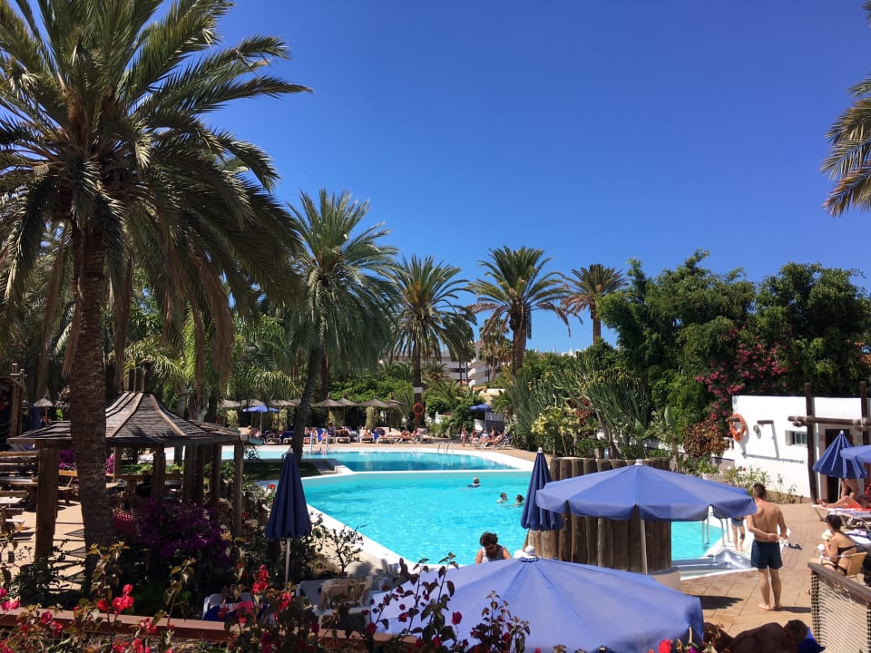 Pool HL Miraflor Suites Hotel