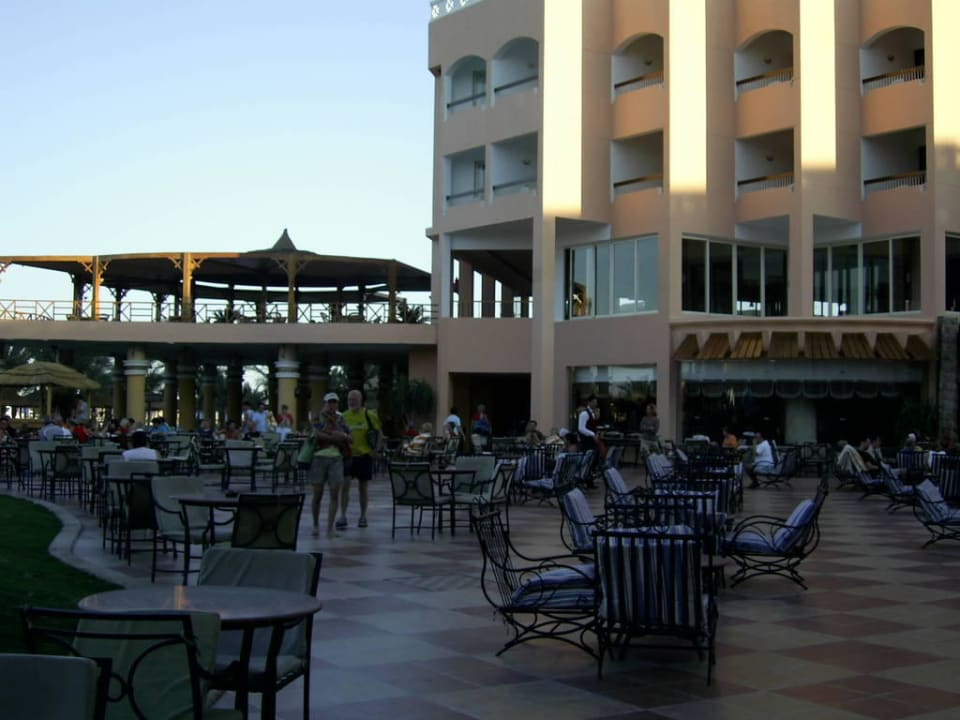 Terrasse mit Blick auf die Cappuccino-Bar Beach Albatros Resort