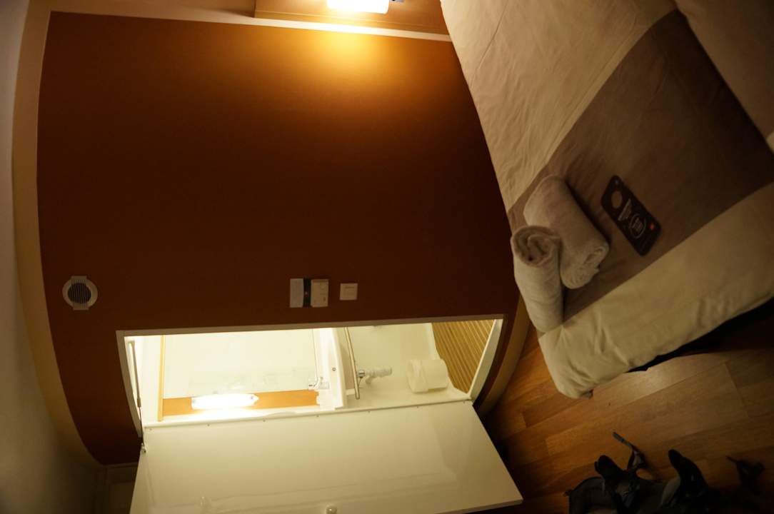 Die extrem platzsparende Bad/Dusch-"Kabine" Hotel Ibis Birmingham Airport