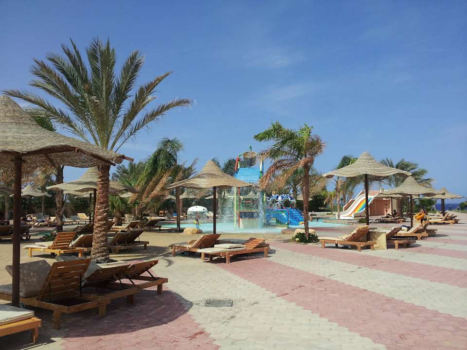 Droga do basenu Three Corners Sea Beach Resort