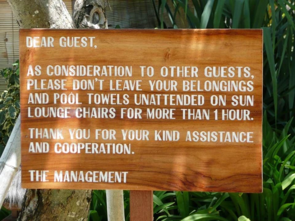 Hinweisschild Verbot die Liegen zu Reservieren Padma Resort Legian