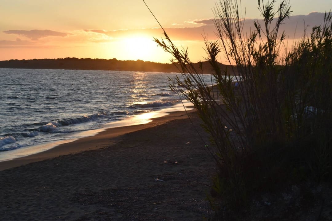 Sonnenuntergang am Strand Sandy Beach Resort