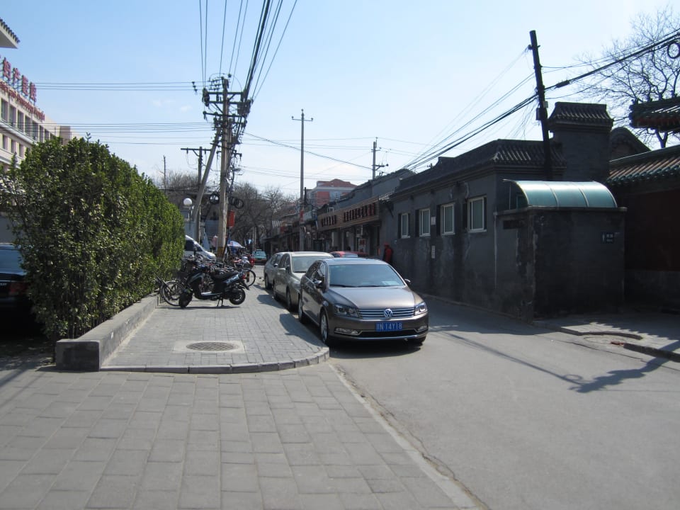 Straße vor dem Hotel (Hutong) Hotel The Emperor