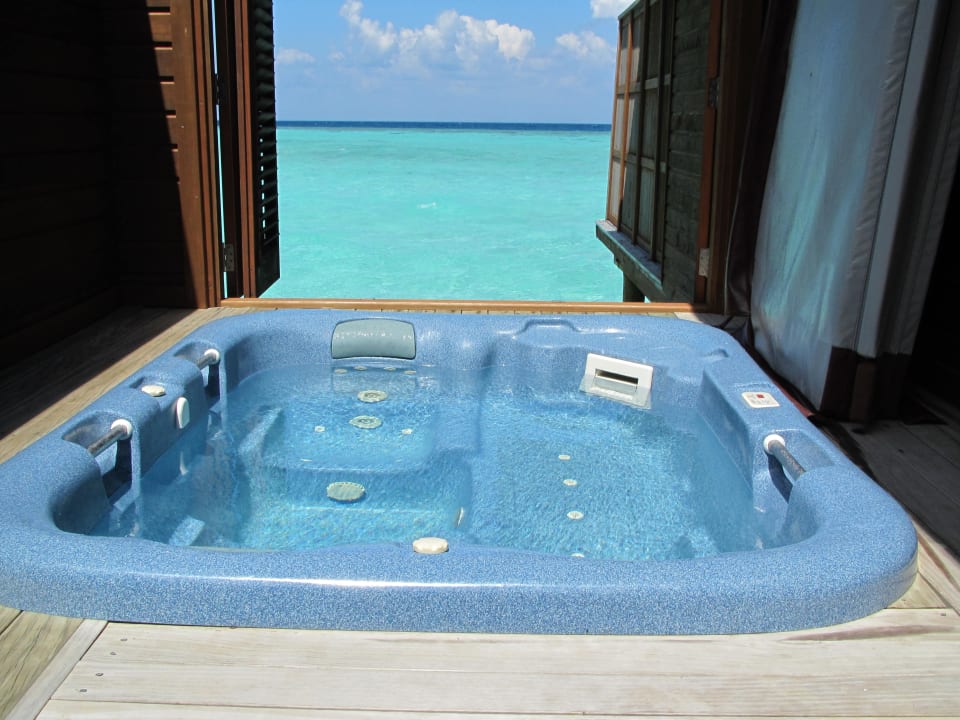 Eigener Jacuzzi auf der Terrasse Veligandu Maldives Resort Island