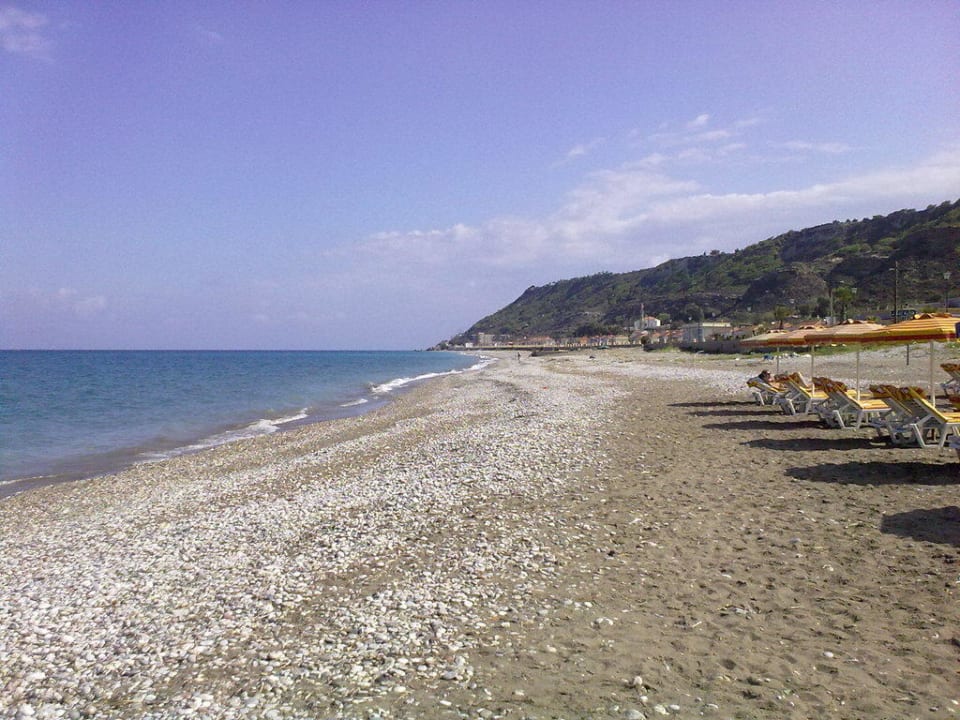 Breiter Kiesstrand Hotel Sirene Beach