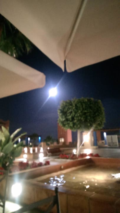 Abends draußen vorm Restaurant. H10 Tindaya