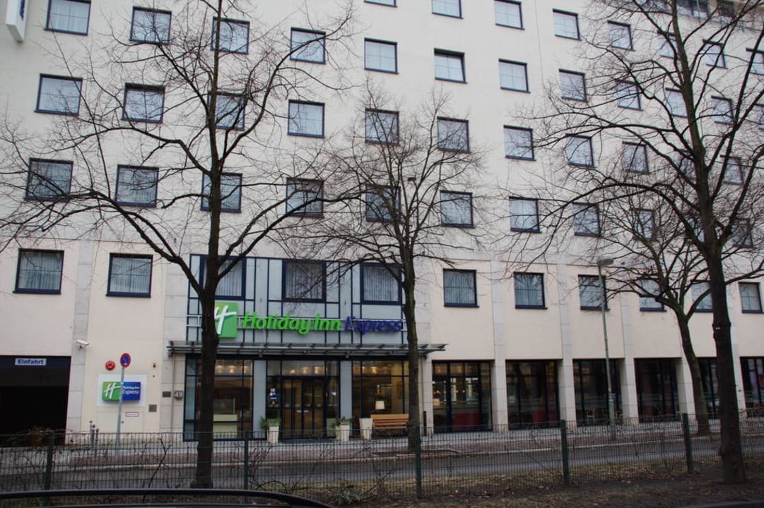Hoteleingang Holiday Inn Express Berlin City Center