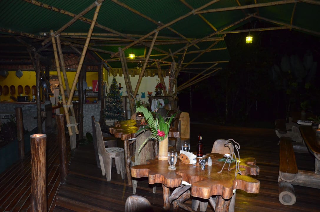 Das Restaurant mit originellen Tischen Danta Corcovado Lodge