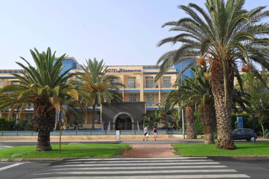 Hotel von der gegenüber liegenden Straßenseite IFA Altamarena by Lopesan Hotels