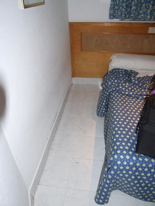 Schlafzimmer..Dreck am Boden HL Miraflor Suites Hotel