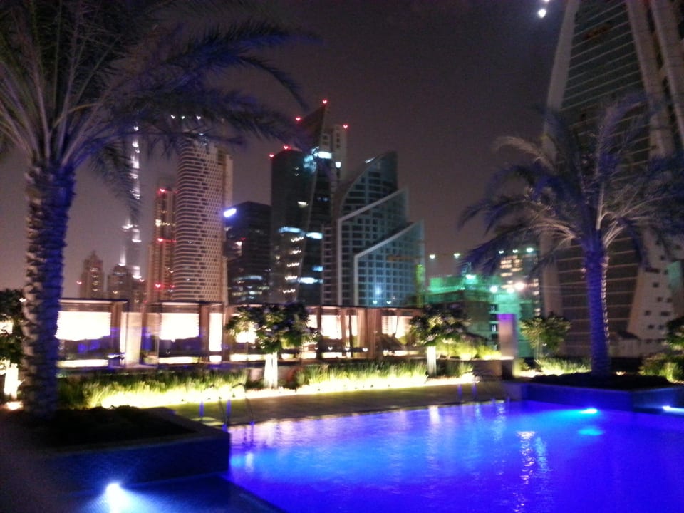 Bei Nacht mit Sicht auf den Burj Khalifa JW Marriott Marquis Hotel Dubai