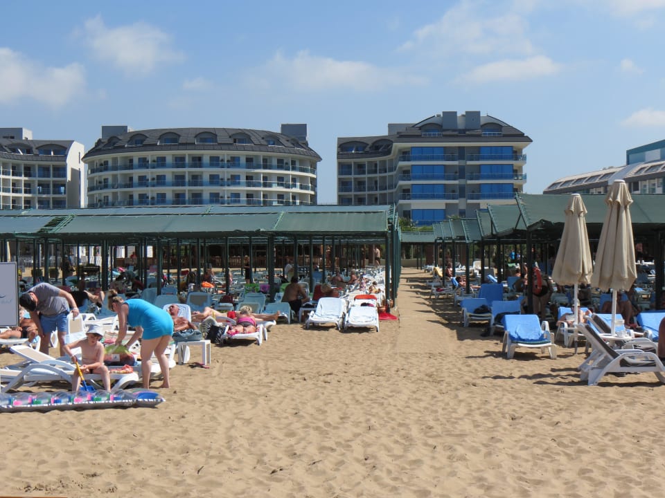 Blick vom Meer zu den Liegen Side Breeze Hotel