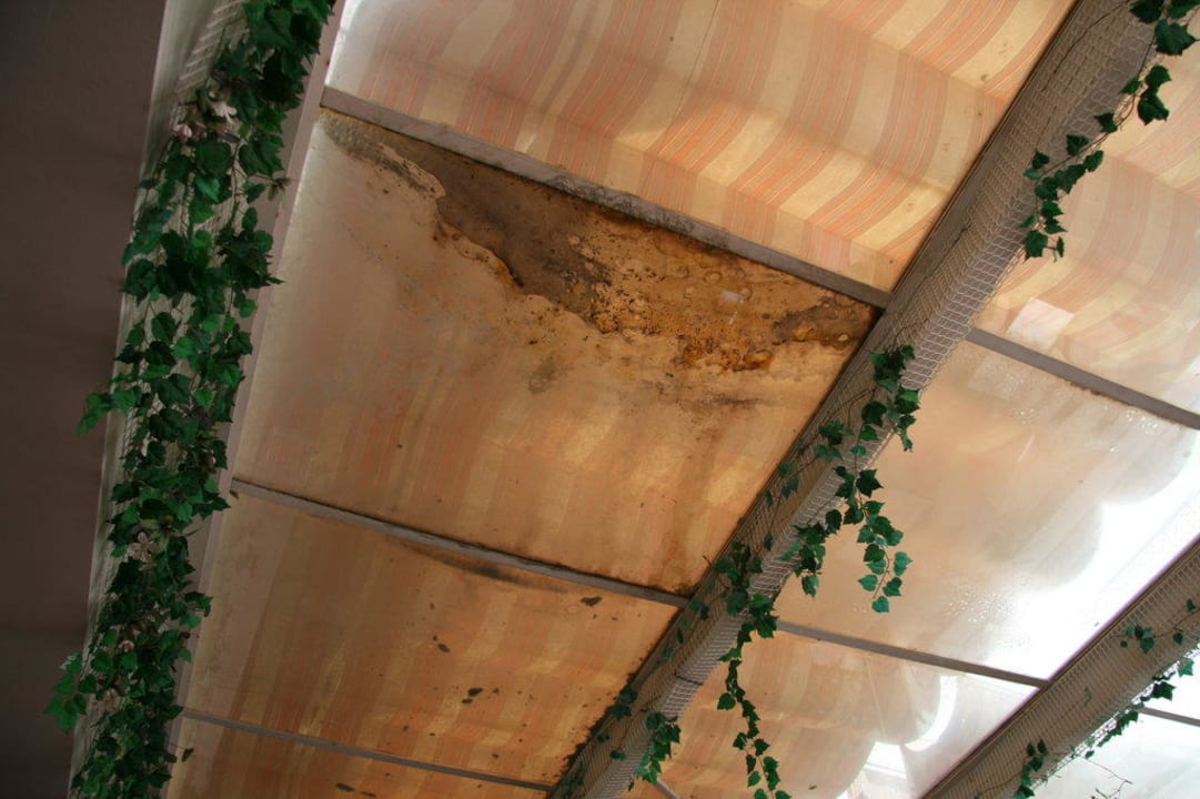 Sonnenschutz mit kapputter Scheibe am Oberlicht Grupotel Rocador