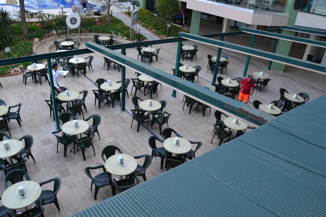 Sitzbereich der Pool-/Snackbar Aska Hotel Just in Beach