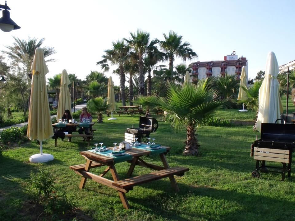 Barbecue im Garten vor der Strandbar Royal Atlantis Beach Hotel