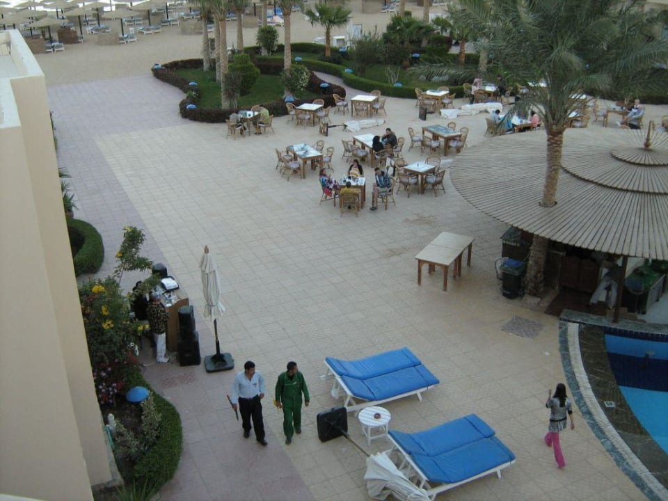 Terrasse bei der Poolbar Sea Star Beau Rivage