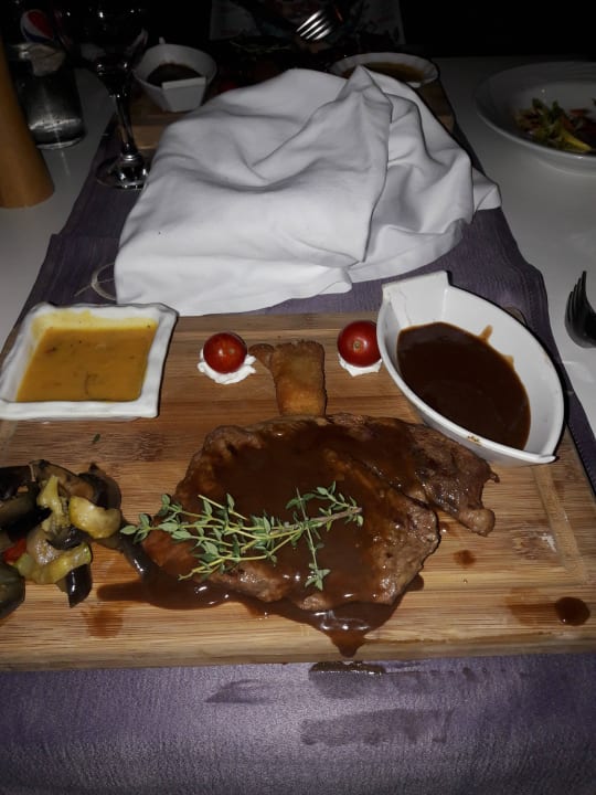 Im Steakrestaurant Saturn Palace Resort Hotel