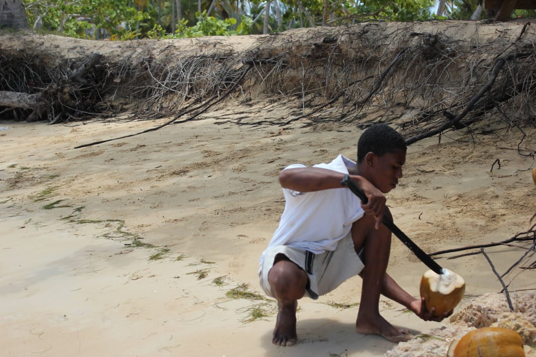 Freundliche Einheimische schenken uns Kokosnüsse Bahia Principe Grand El Portillo