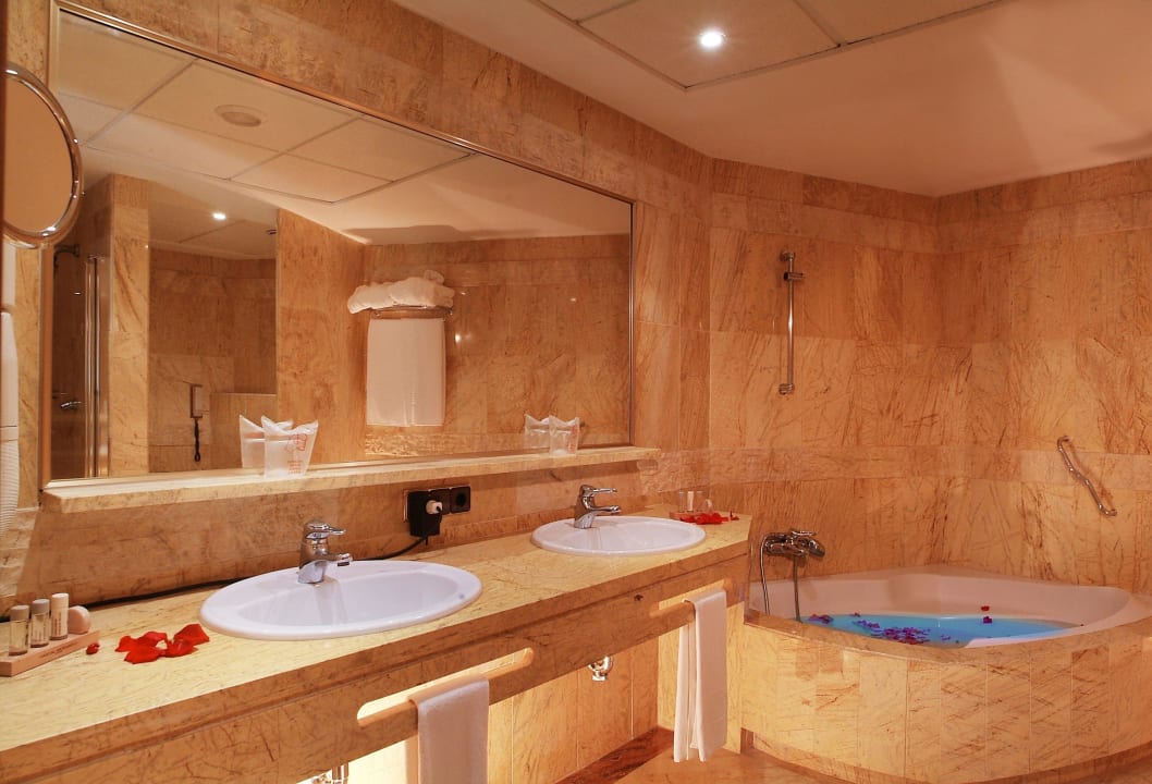 Bäder in Marmor Hotel Serrano Palace