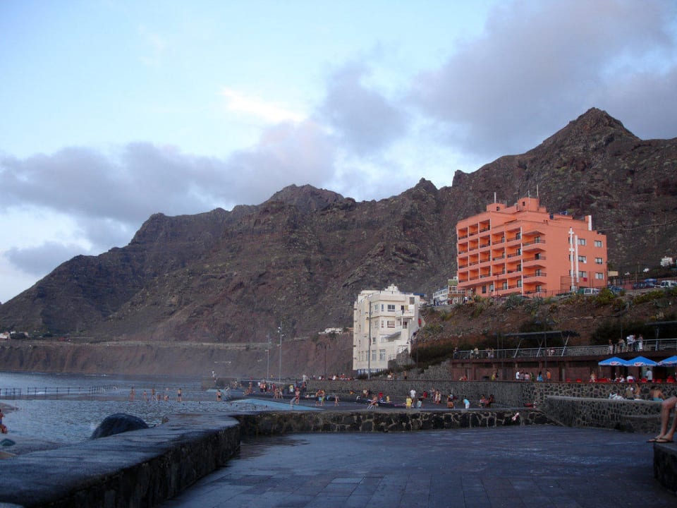 Hotel vom Meerwasserbecken aus Hotel Delfin Laguna Bajamar