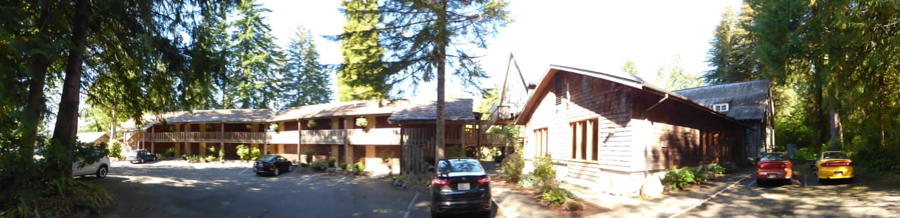 Seitenflügel mit Fireplace Rooms, daneben Pool Lake Quinault Lodge