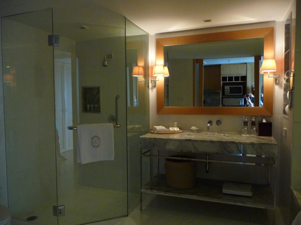 Badezimmer mit Waschplatz und Dusche Hotel Lebua At State Tower