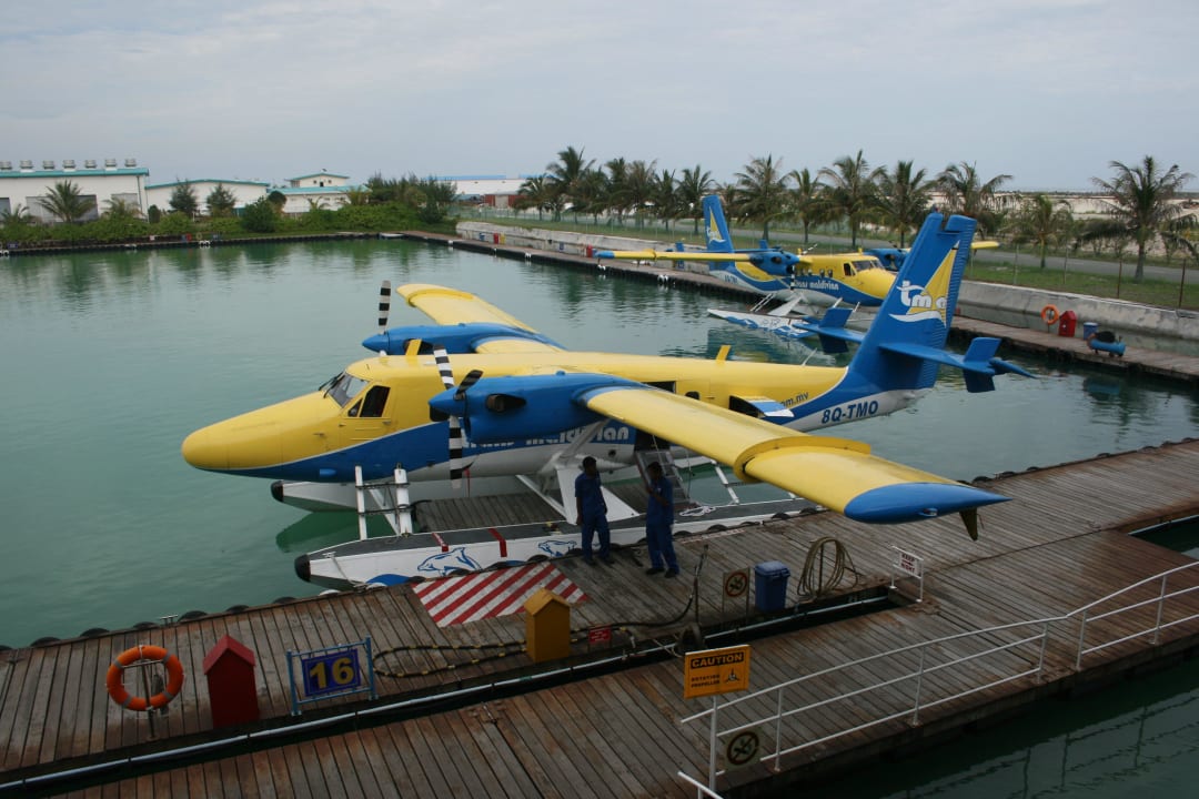 Warten auf Wassertaxi Kuramathi Maldives