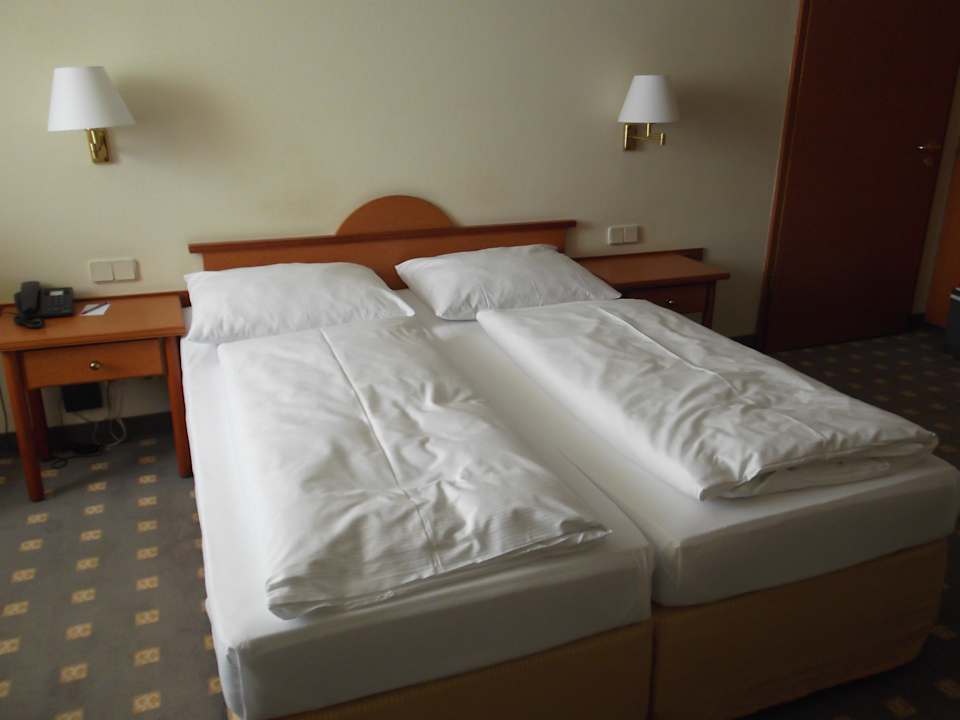 Das bequeme Bett Leonardo Hotel Hamburg Airport
