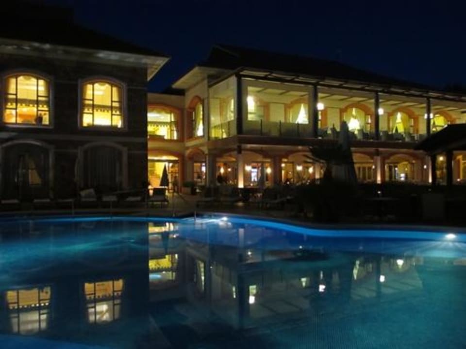 Haupthaus und Pool bei Nacht VIVA Cala Mesquida Suites & Spa 16+