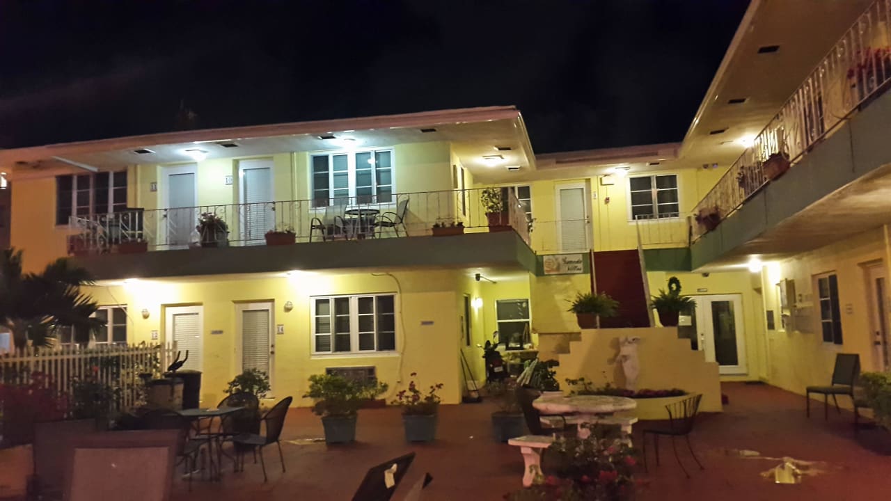 Innenhof, rechts in der Ecke die Rezeption Apartments Sorrento Villas