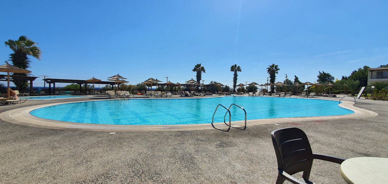 Pool Grand Blue Beach Hotel